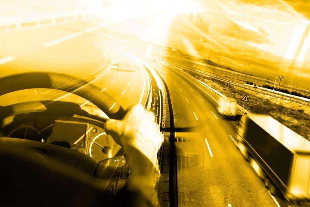 Abstrakte Darstellung des Lkw-Fahrens auf einer Autobahn. - Umzug Transport Berlin - Umzugschecker