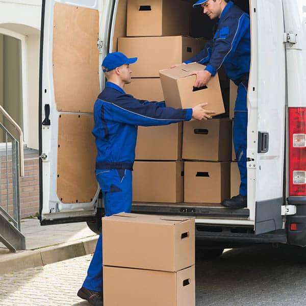 Zwei Umzugshelfer entladen einen Transporter. - Umzug Transport Berlin - Umzugschecker
