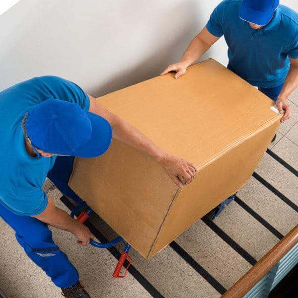 Umzugschecker - Umzugsfirma - Möbelpacker schleppen Umzugskarton durch Treppenhaus