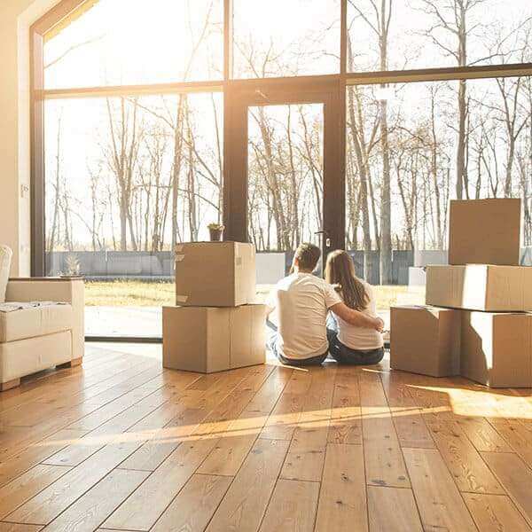 glückliches Paar in neuer Wohnung mit Aussicht