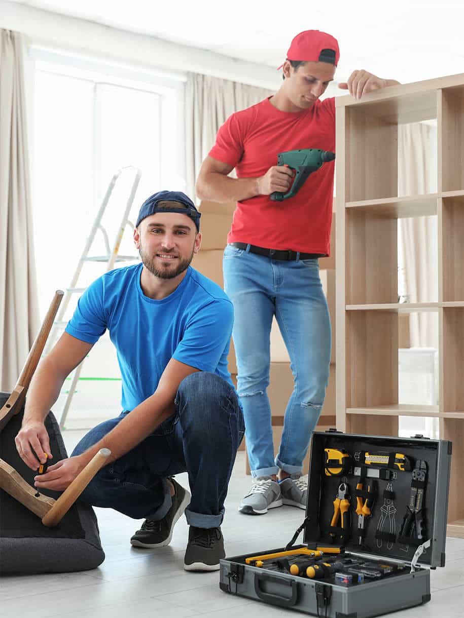 Team aus Umzugshelfern räumt Kartons aus der Wohnung